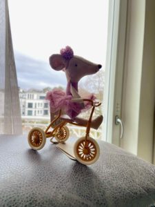 Maileg-Mouse auf Dreirad