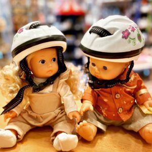 Puppen mit Fahrradhelm