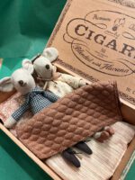 Maileg - Oma und Opa in Zigarrenschachtel