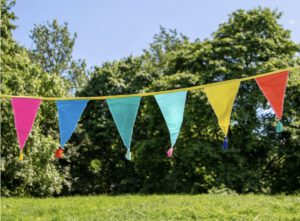 Baumwoll-Wimpelkette Regenbogenfarben - 3m - dekoriert