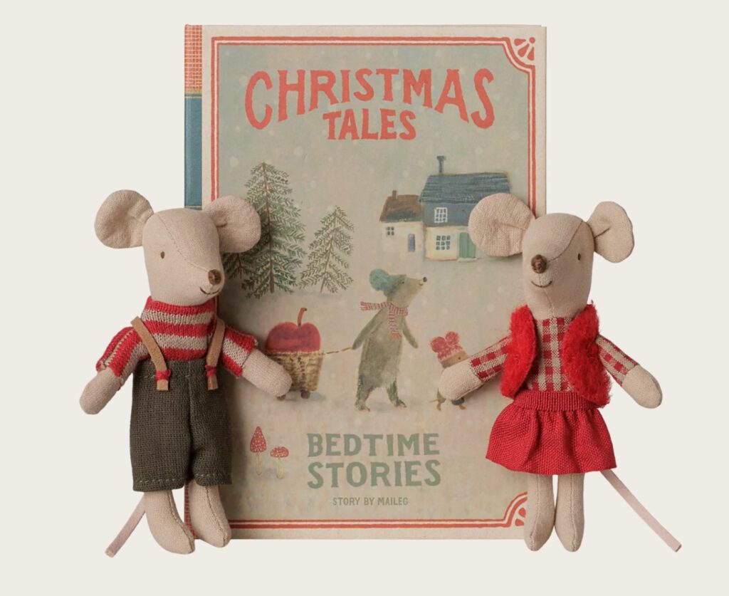 Maileg Weihnachts-Zwillingsmäuse, kleine Schwester und Bruder im Buch