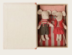 Maileg Weihnachts-Zwillingsmäuse, kleine Schwester und Bruder im Buchbett
